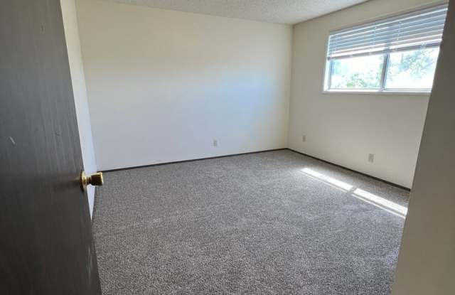 2 Bedroom, 1 Bathroom Upstairs Apartment in the South Suburbs! Gallery 4