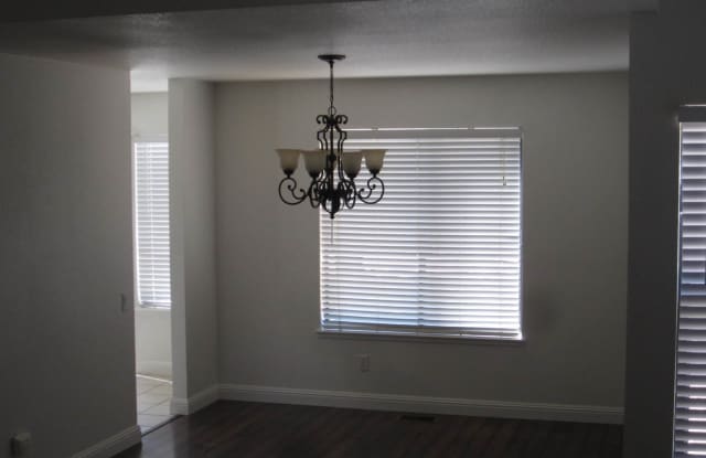 Beautiful 4 Bedroom 3 Bathroom Brentwood Home Gallery 4