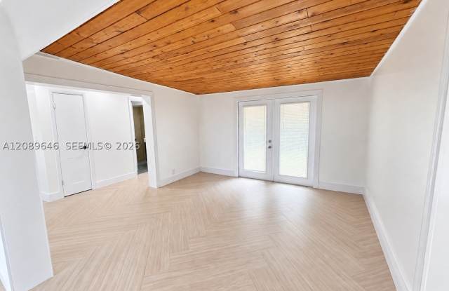 1701 N 46th Ave Gallery 3