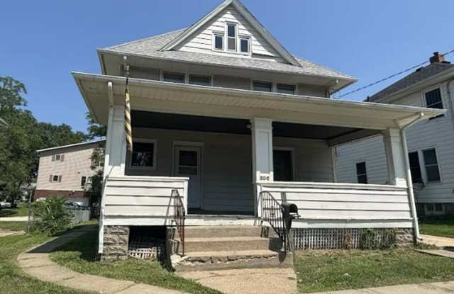 Available August 1st, 4 bedroom, 2 bathroom, Off Street Parking Included! Gallery 1
