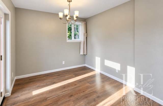 Bright Remodeled 2-Bedroom with Year-Round A/C & In-Unit Laundry Gallery 4