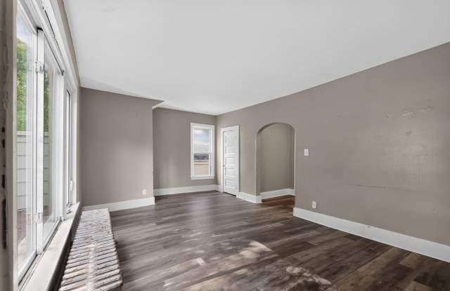 2 Bedroom Upper Unit Across from Rose Park Gallery 1