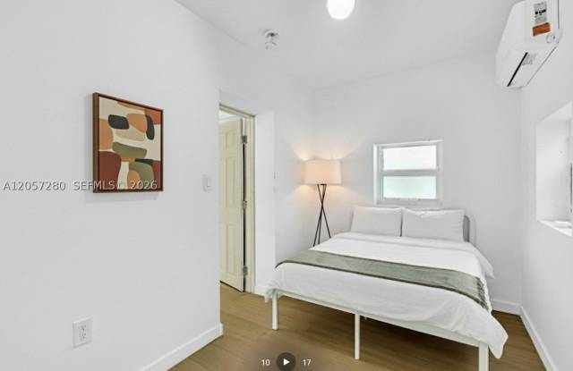 709 SW 4th Ct Gallery 4