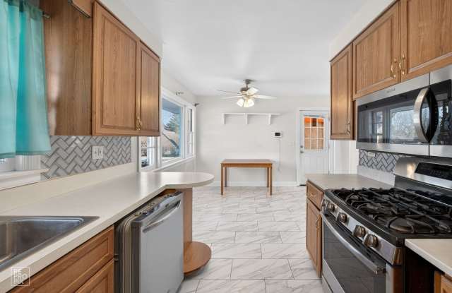 Gorgeous 3 Bedroom Home in Mount Prospect! Gallery 4