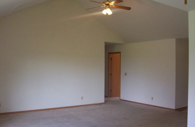 Three bedroom house in quiet neighborhood! Gallery 4