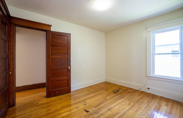 725 Livingston - Available 8/1/27 - 3 Bedroom Apartment Close to Campus Gallery 3