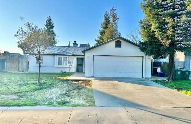 Spacious Selma 4/2 with Large Lot photos photos