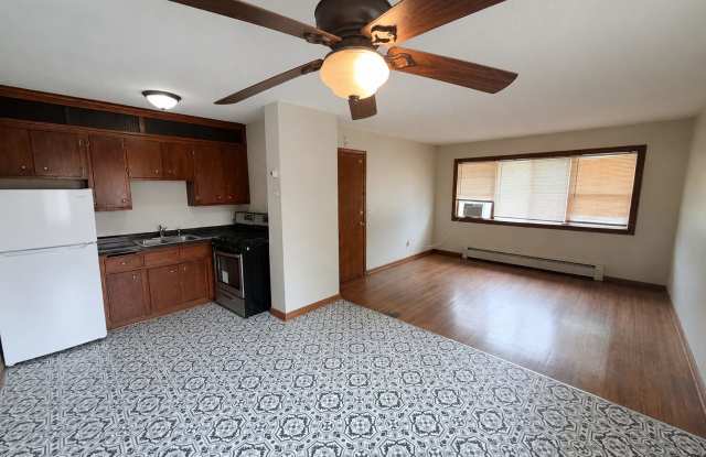Updated 2-Bedroom NE Minneapolis Apartment with/ Off-Street Parking! Gallery 4