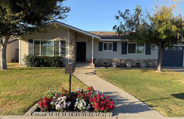 Beautiful spacious 3 bed 2 bath home for rent in Dinuba Gallery 1