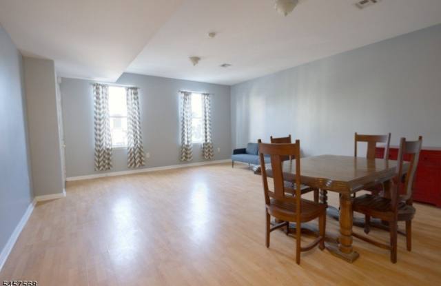 372 Bramhall Ave Gallery 4