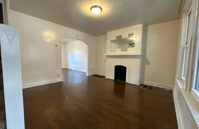 Beautiful 2BR Duplex in a Great Oakland Location! Call Today to Schedule a Tour! Gallery 4