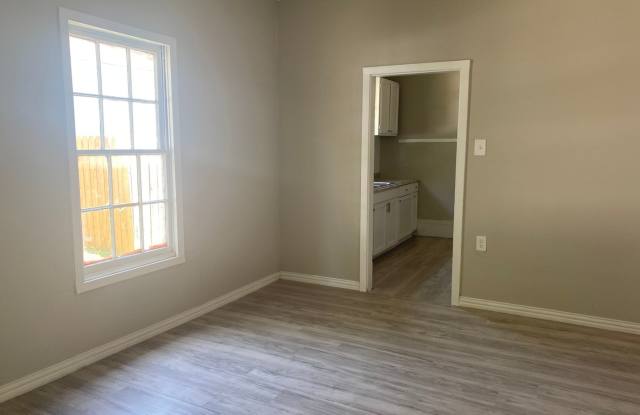 Recently Remodeled 2/1 in Sherman! Gallery 4
