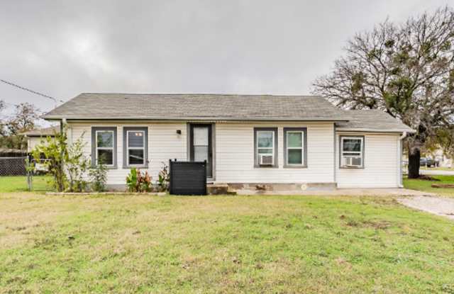 $700 OFF 1ST MONTH'S RENT! Charming 2 bedroom, 1 bath house on corner lot in Justin! 515 N. Jackson Ave., Justin TX 76247 - 515 North Jackson Avenue, Justin, TX 76247