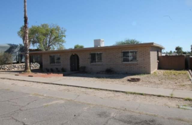 Spacious 4bd/2ba Featuring Central A/C and Large Private Yard Gallery 4