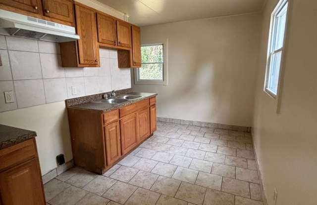 AFFORDABLE 2BR SINGLE FAMILY HOME, HARD SURFACE FLOORS, STAIR LESS, SIDE DRIVE, GARAGE photos photos