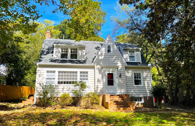 Beautifully Restored Victorian Home on quiet lot...Just south of UNC Hospitals & Campus Gallery 3