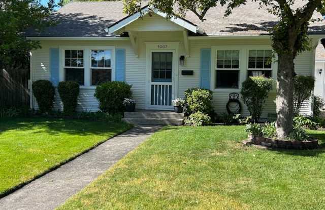 Charming 2 bedroom, 1 bathroom, single story cottage w/oversized garage photos photos