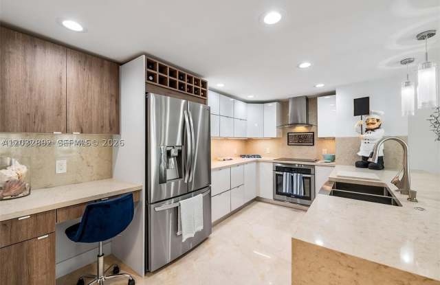 1149 Hillsboro Mile Gallery 4