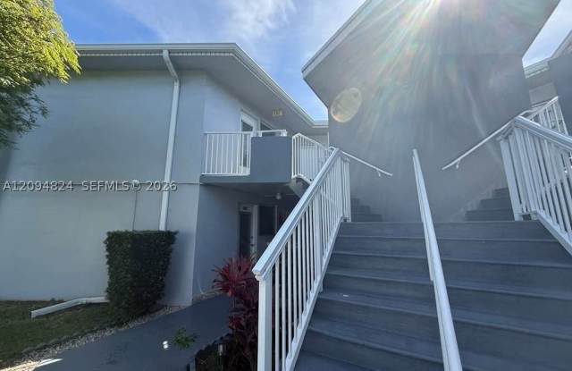 1663 NE Miami Gardens Dr Gallery 1