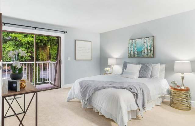 2bd/1.75ba Kirkland Condo Gallery 3