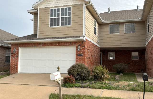 **COMING SOON** Large Townhouse in Farmington with Loft Style Bonus Space photos photos