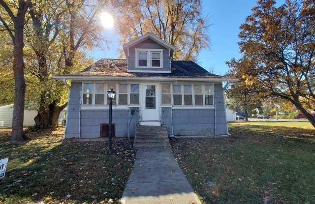 3 bedroom with a bonus room! Nice enclosed sun porch! photos photos