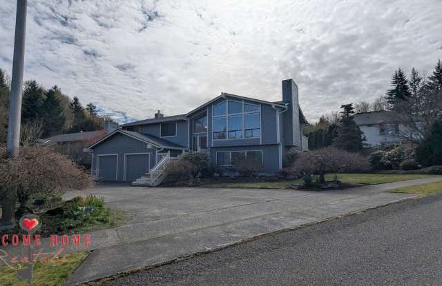 HUGE 5-BEDROOM home with separate BONUS ROOM, large fenced yard, no carpet!!! photos photos