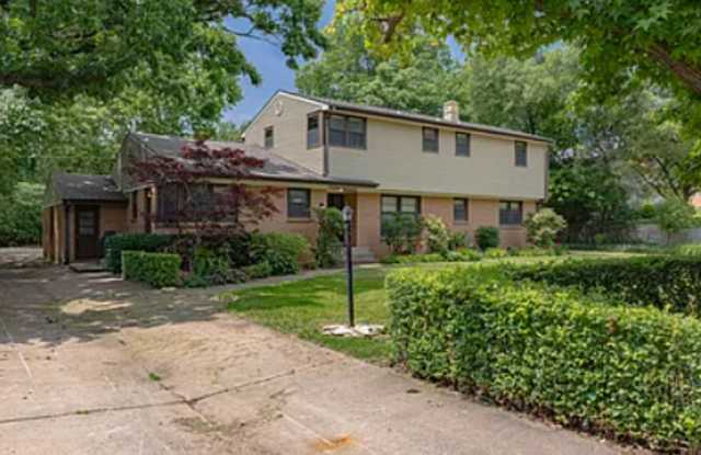 Beautiful 4 Bedroom / 3 Bath Home in the Heart of Manhattan, KS – Large Yard  Close to Campus - 1415 Sunnyslope Lane, Manhattan, KS 66502