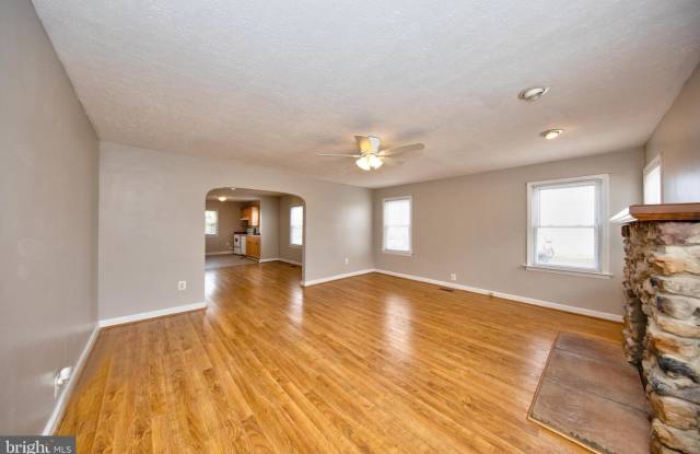 2110 MARTIN LN Gallery 4