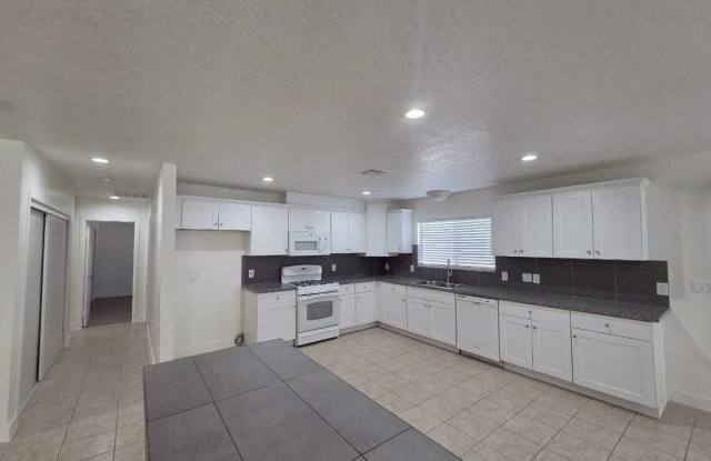 9425 Vista Del Valle Gallery 2