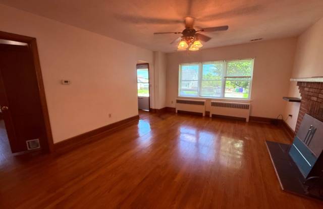 Pet Friendly 3 Bedroom, 2 Bath Home with Hardwood Floors Gallery 3