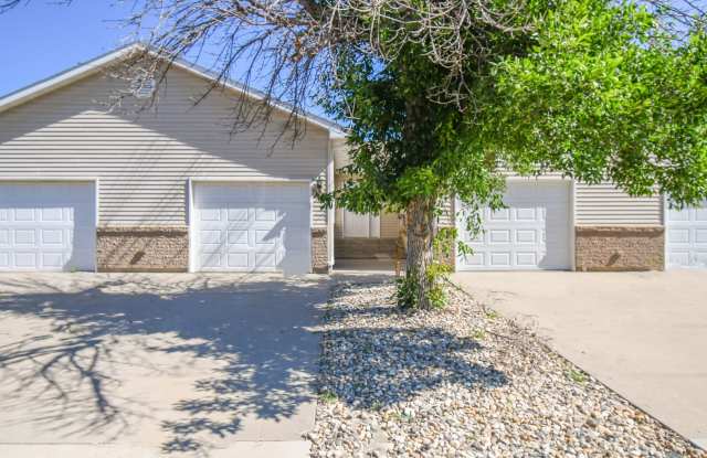 Spacious 2-Bedroom Townhome with Attached Garage in Brandon! photos photos