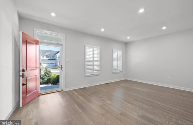 523 SPRING MANOR Boulevard Gallery 2