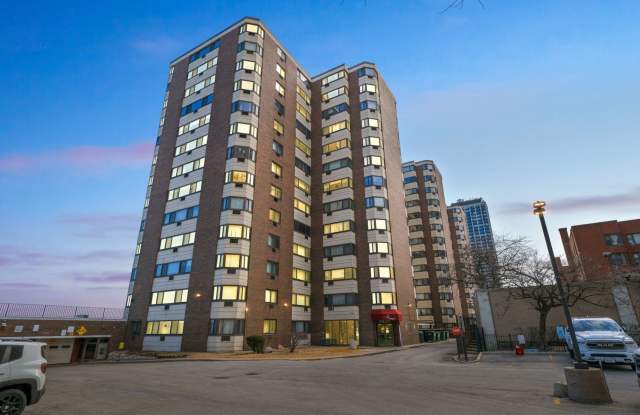 NO MOVE-IN FEE / NO DEPOSIT (Based on Credit) Lakefront Studio High-Rise – Heat & Water Included! Gallery 1