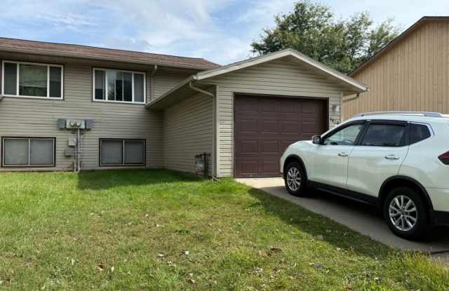 Two Bedroom Apartment in Rochester MN - 4424 14th Avenue Northwest, Rochester, MN 55901