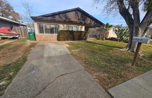 Spacious 4 Bedroom 2 Bath Home WITH BONUS ROOM for Rent! - 1404 Tehama Street, Corning, CA 96021