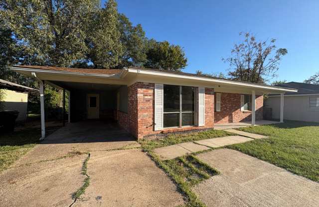 Gorgeous 3 bedroom/1 bath home with living room and den! - 629 Woodmont Place, Shreveport, LA 71108