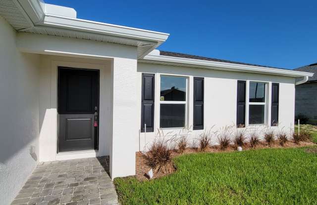 Charming & Modern 4 Bed 2 Bath with Screened Lanai Gallery 3