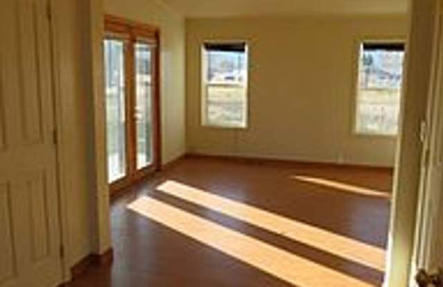 3 Bed, 2 Bath Hamilton Home on an acre! Gallery 4