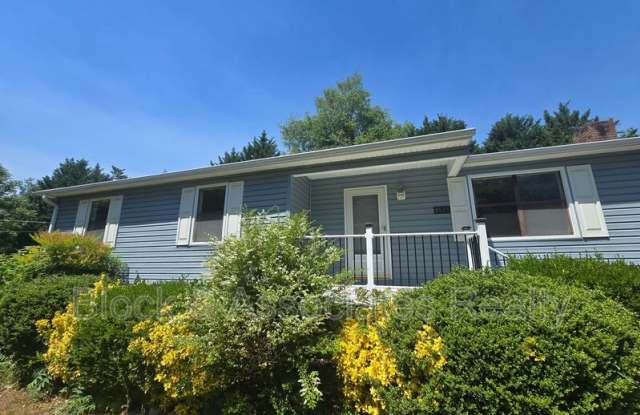 3945 Woodcrest St photos photos