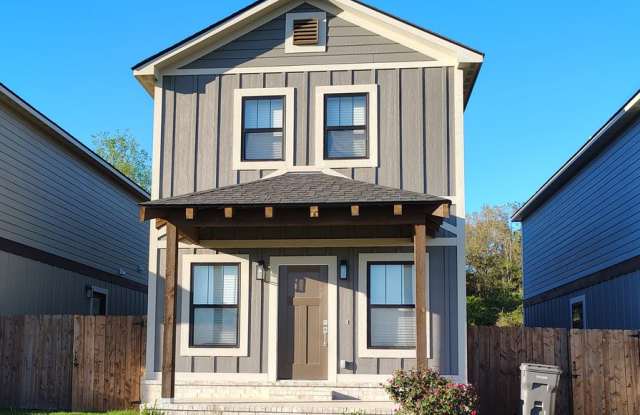 3 Bedroom/2 Bathroom Townhouse • Southside Gallery 1