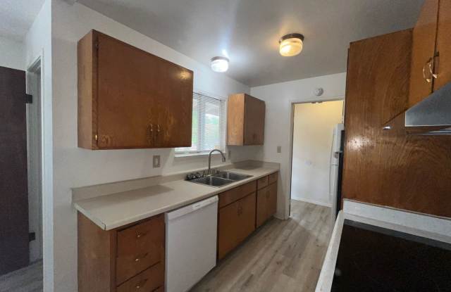 East Redding home tucked away at end of street. Gallery 4