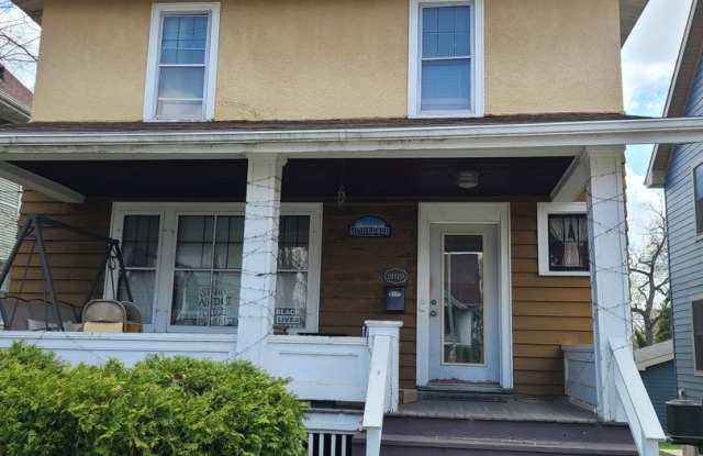 Large Four-Bedroom Near Camp Randall Stadium and Edgewood photos photos Large Four-Bedroom Near Camp Randall Stadium and Edgewood photos photos