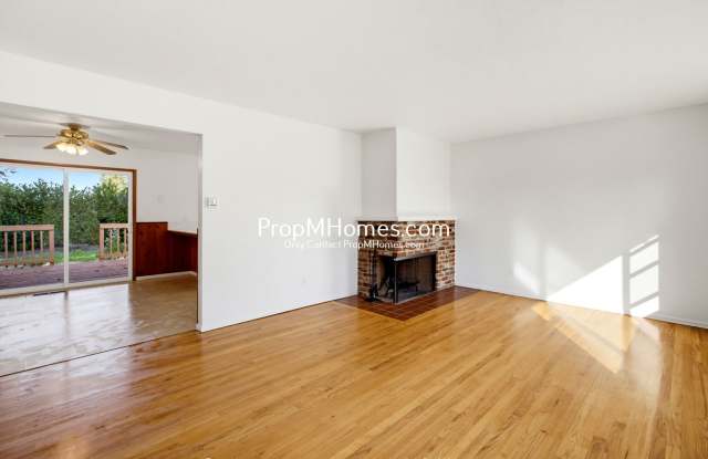 Lovely 3 Bedroom Gresham Home with Fireplace, Deck & Fenced Yard! Gallery 4