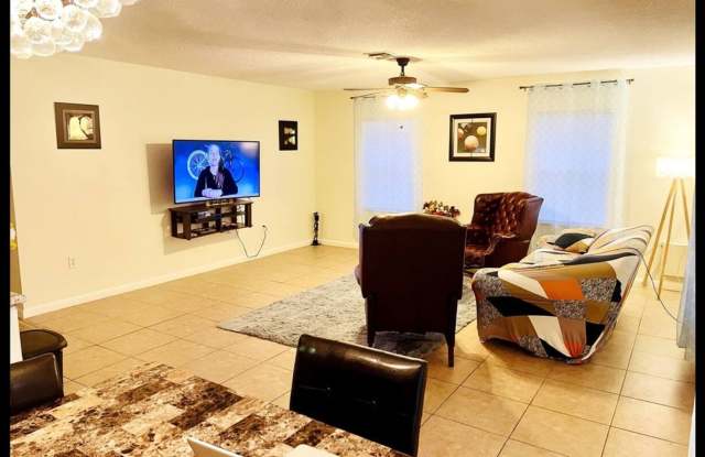 Cozy Smart 3BR 2 Bath House in Sarasota Gallery 3