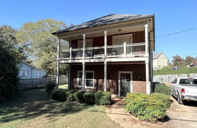 Four Bedroom Near Downtown Available for Pre-Lease! Gallery 3
