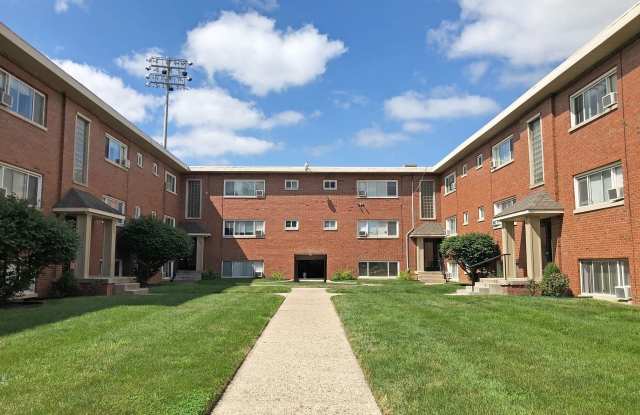 Maple Court Apartments - Where City Convenience Meets Neighborhood Charm! Gallery 2