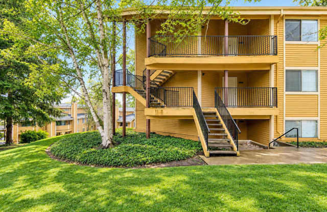 *RECENTLY UPDATED* Lovely 2 BD | 1 BA Condo Available in Townhomes with a View Community in the Heart of Clackamas | W/S/T Included in Rent! Gallery 1