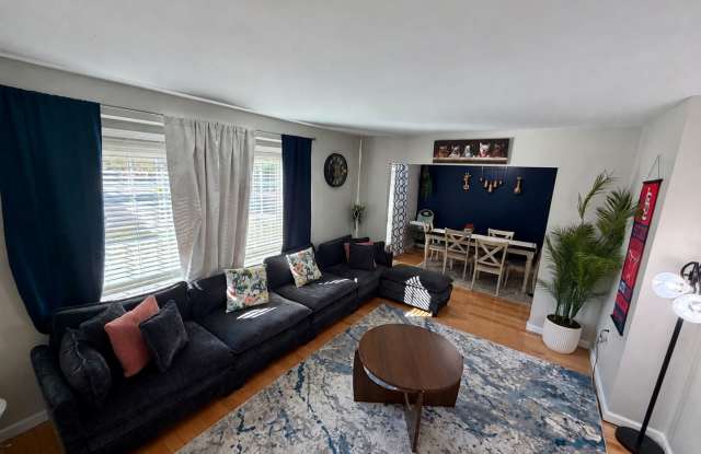 4-Bedroom 2-Bathroom w/ 2 Car Garage ! Gallery 1