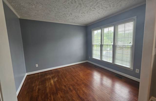 4 Bedroom, 2.5 Bath Home Located in the Established Neighborhood Kings Grant. Gallery 4